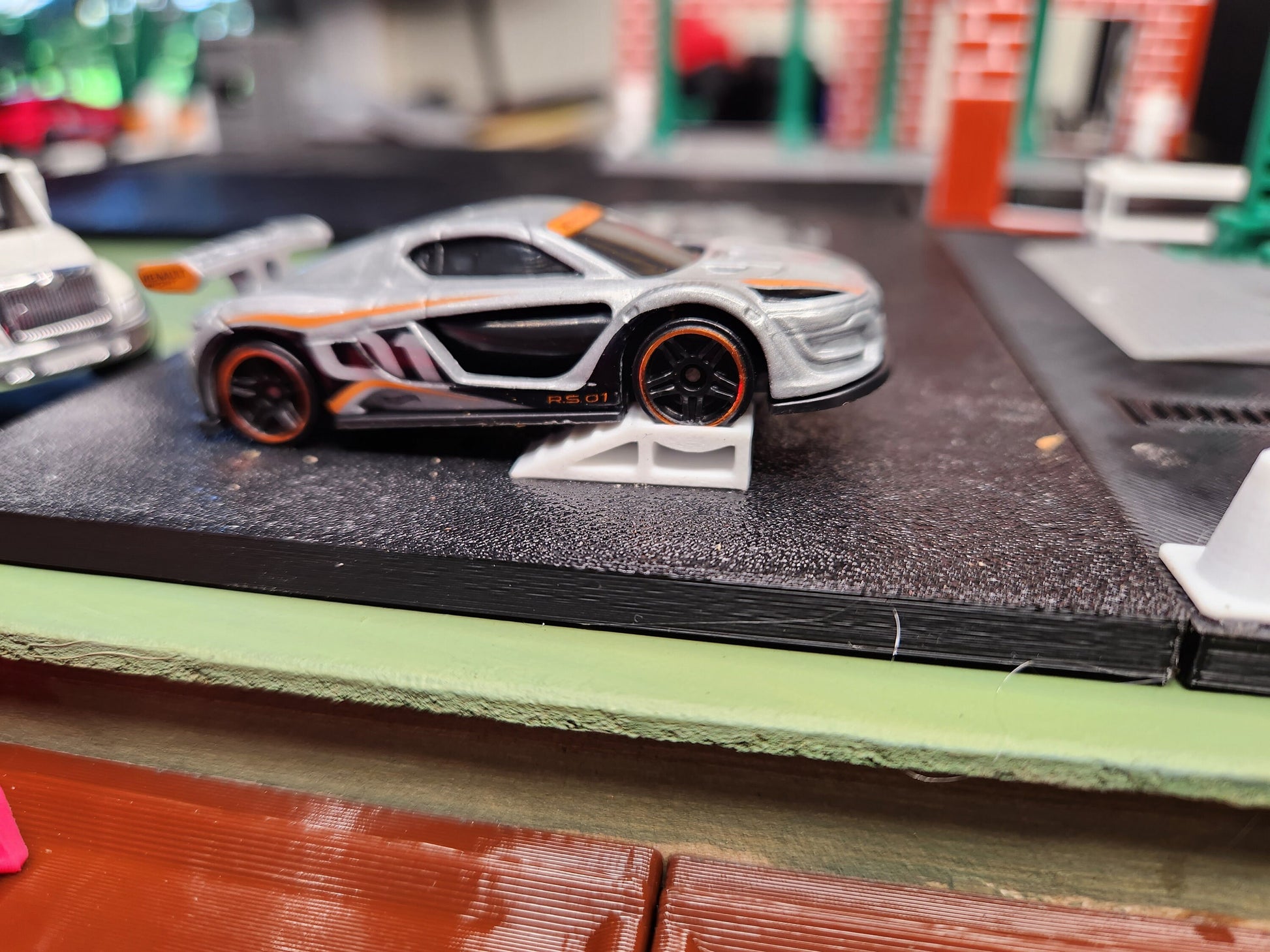 1/64 Miniature 2 Post Lift | Wheel Ramps