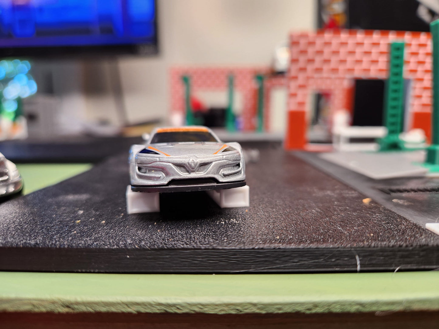 1/64 Miniature 2 Post Lift | Wheel Ramps