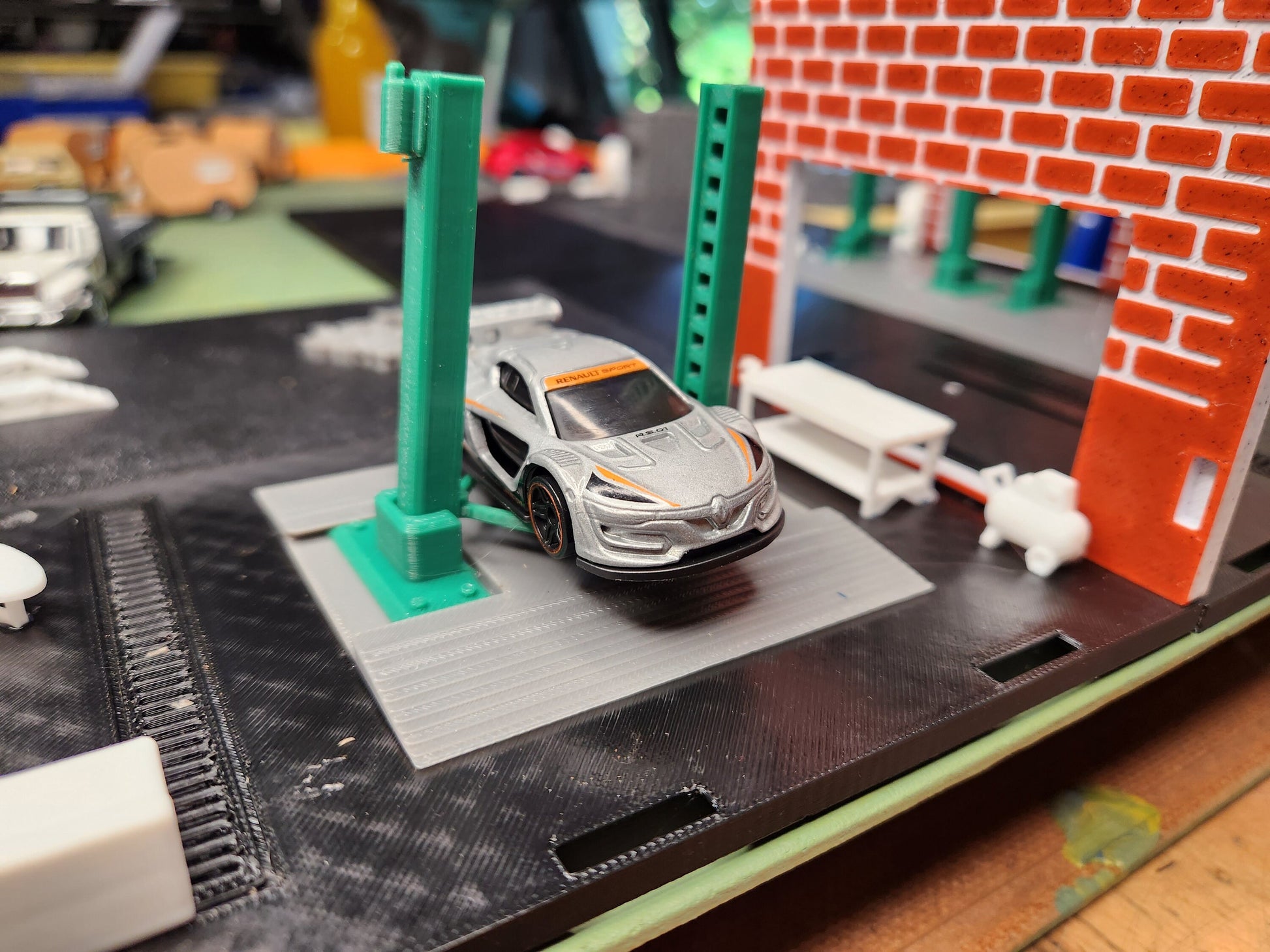 1/64 Miniature 2 Post Lift | Wheel Ramps